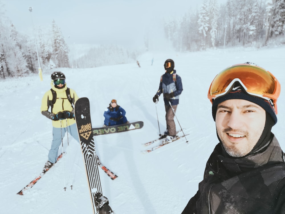 persone in tuta da sci da neve e lame da sci da neve