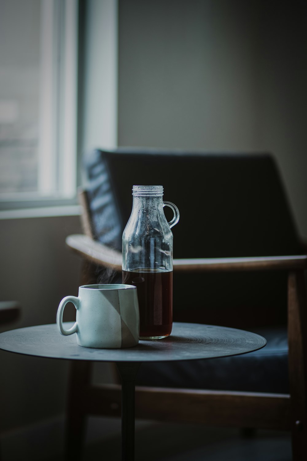 weiße Keramiktasse auf braunem Holztisch