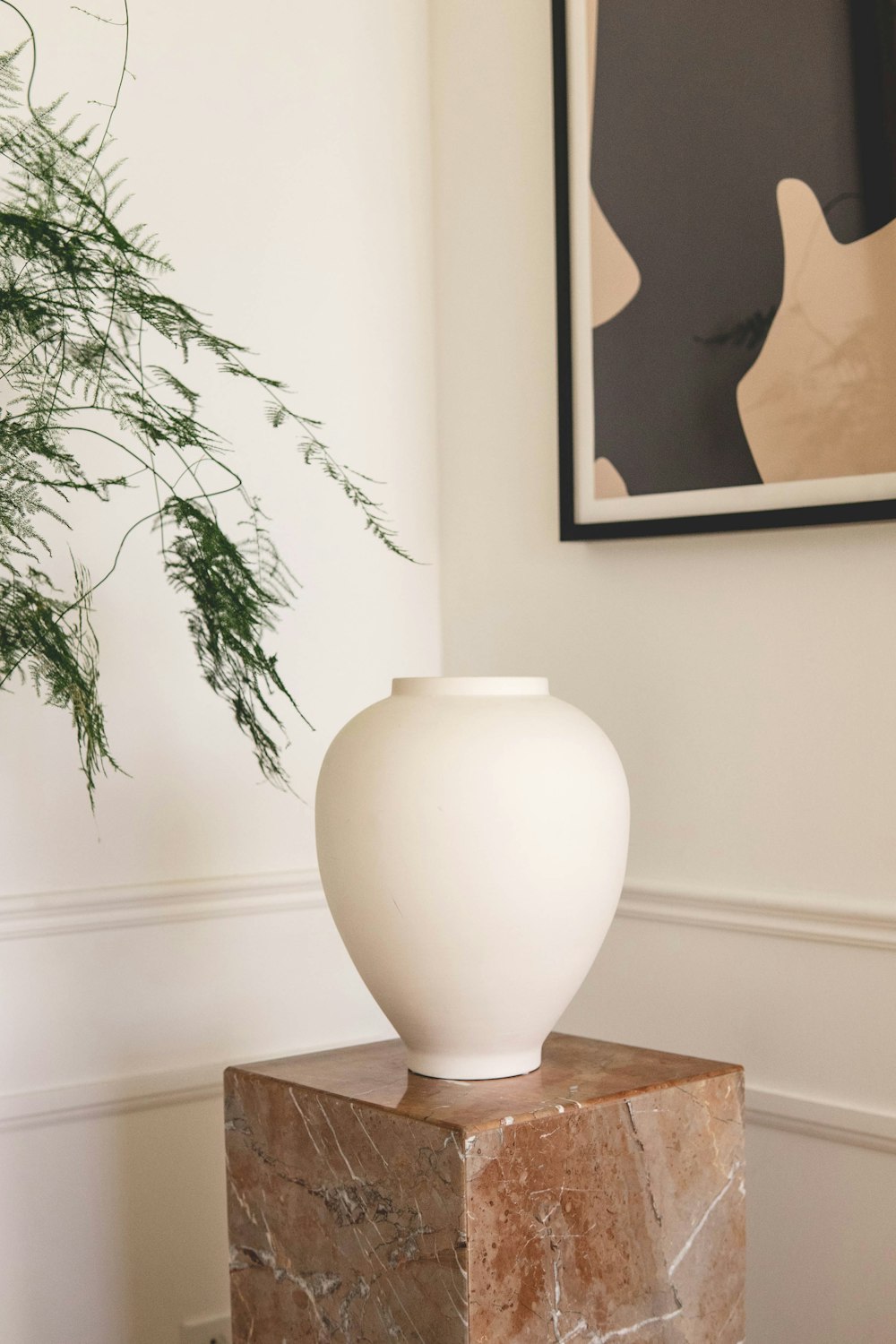 Vase en céramique blanche sur table en bois brun