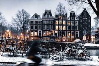 amsterdam appartement sous la neige avec un velo