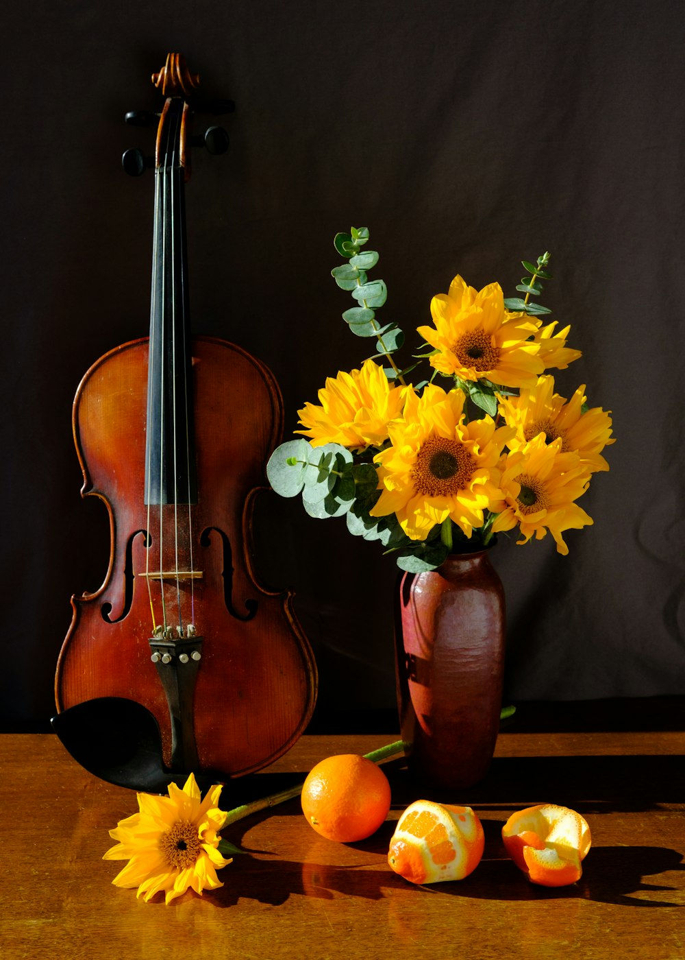 갈색 바이올린에 노란색과 녹색 꽃