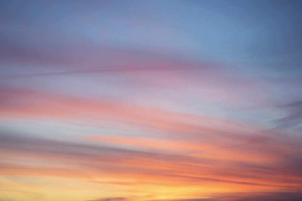 Cielo naranja y azul durante la puesta del sol