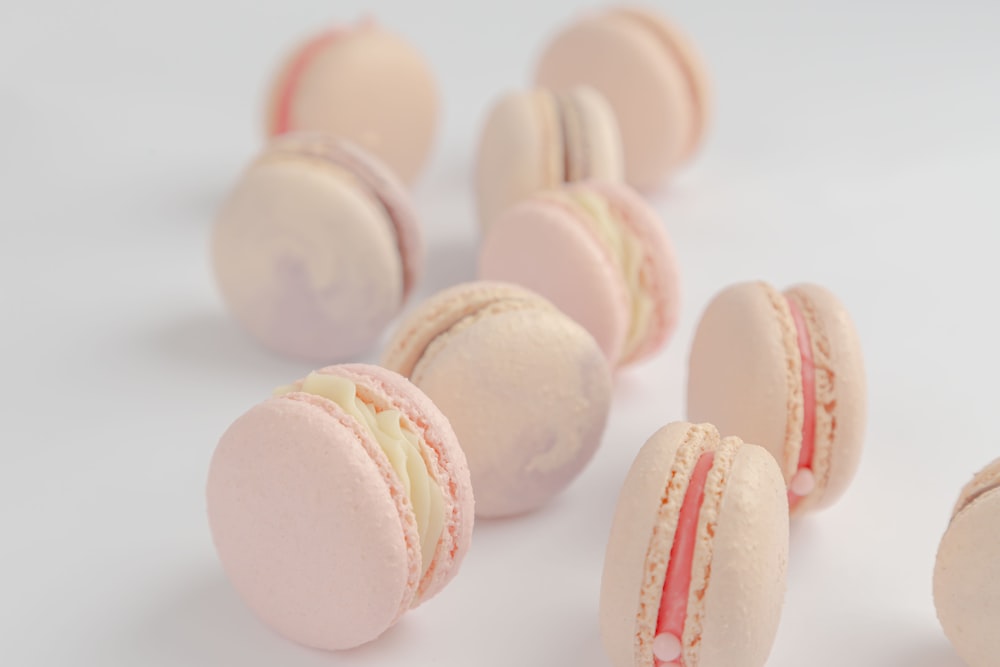 weiße und rosa herzförmige Kekse