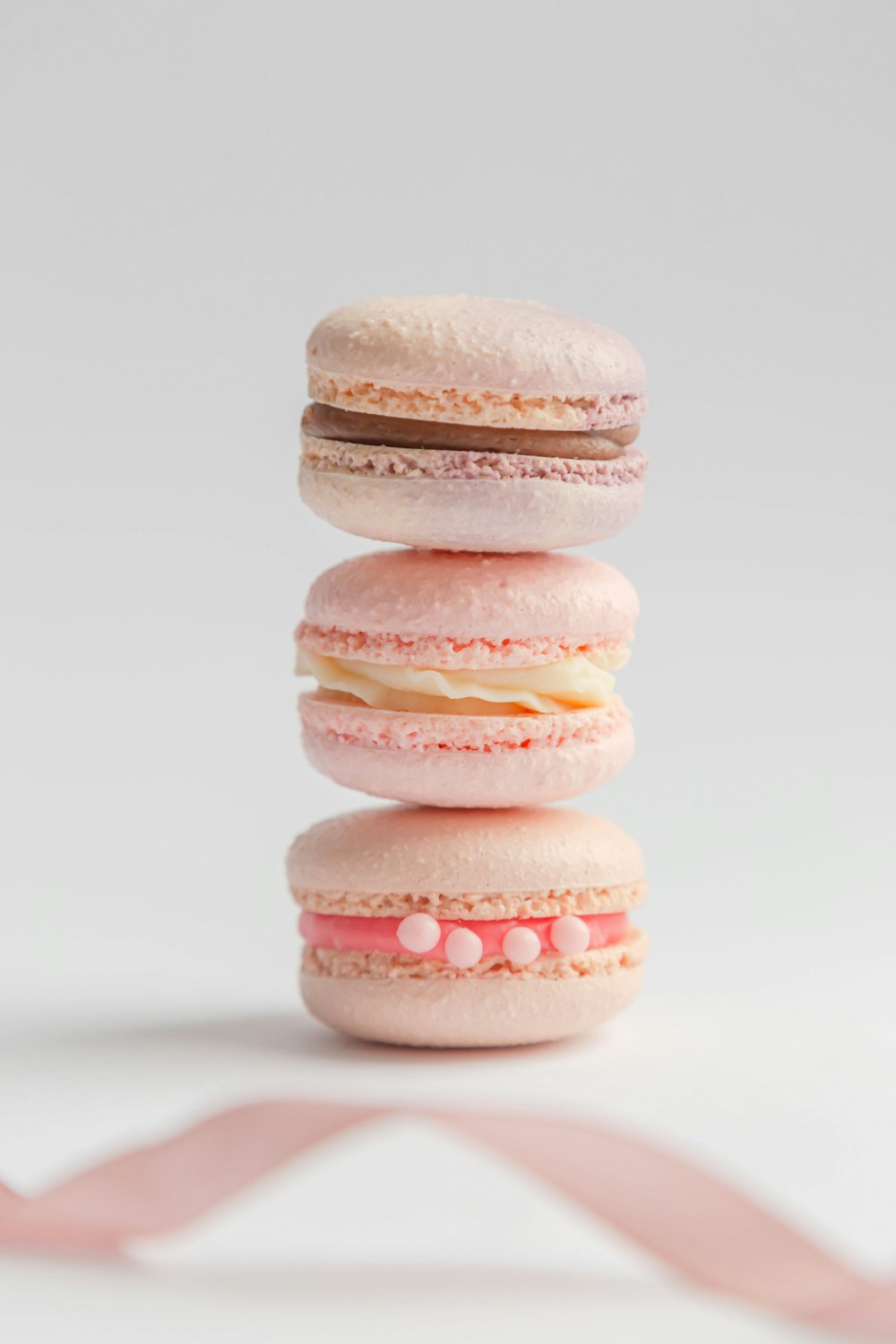 uma pilha de três macarons sentados um em cima do outro