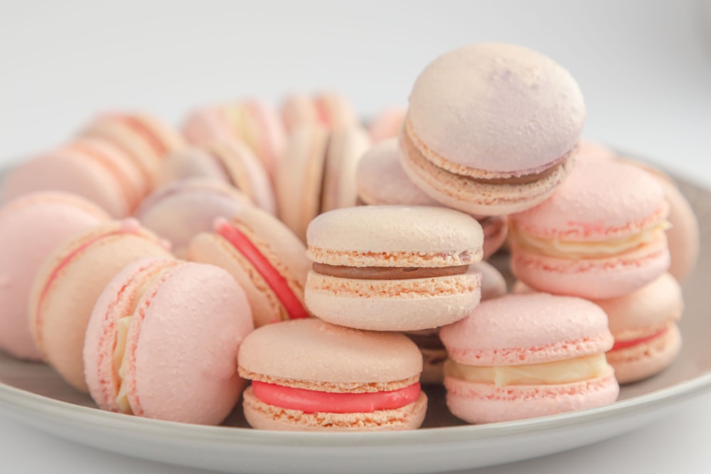 macarons rosa e branco na tigela de cerâmica branca