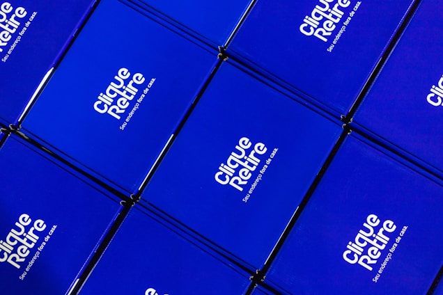 Multiple blue boxes are arranged in a grid pattern. Each box displays the text 'Clique Retire Seu endereço fora de casa' in white, suggesting a service related to package collection or delivery.