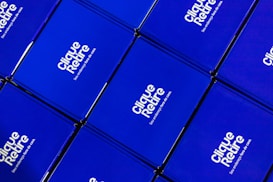 Multiple blue boxes are arranged in a grid pattern. Each box displays the text 'Clique Retire Seu endere&ccedil;o fora de casa' in white, suggesting a service related to package collection or delivery.