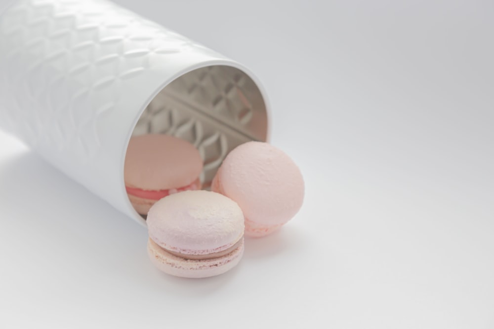 pilule de médicament rose et brun sur récipient en plastique blanc