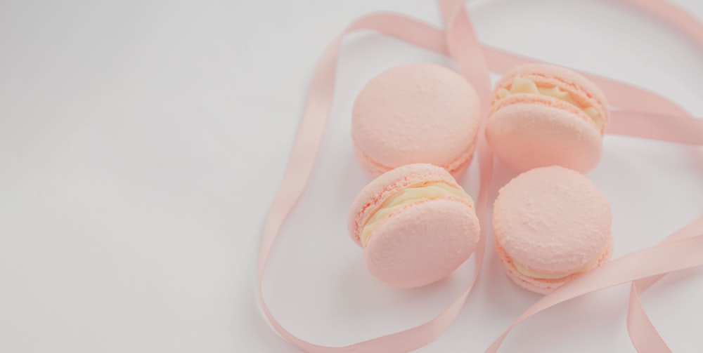 Macarons roses et blancs sur surface blanche