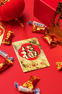 Decoraciones rojas del Año Nuevo chino, asociadas a la buena suerte y al origen legendario del Nian