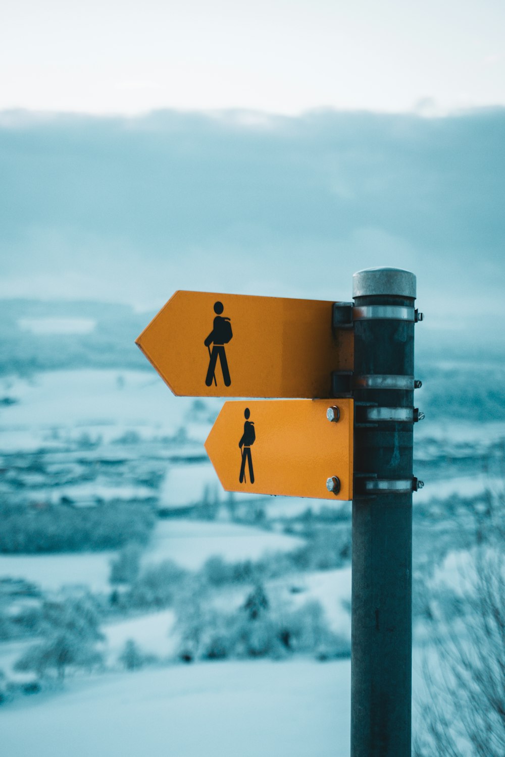 yellow and black arrow sign