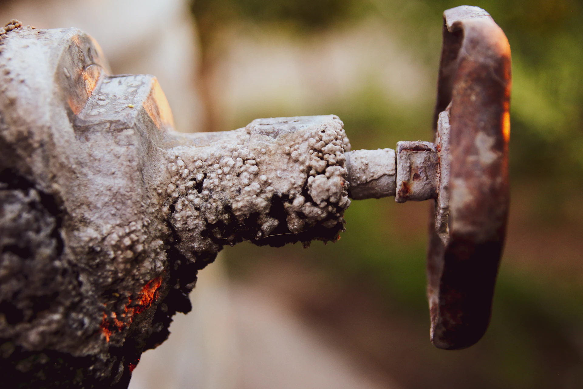 Ferramenta antiga com cabo de madeira — representação da decadência material da infraestrutura hídrica sem manutenção