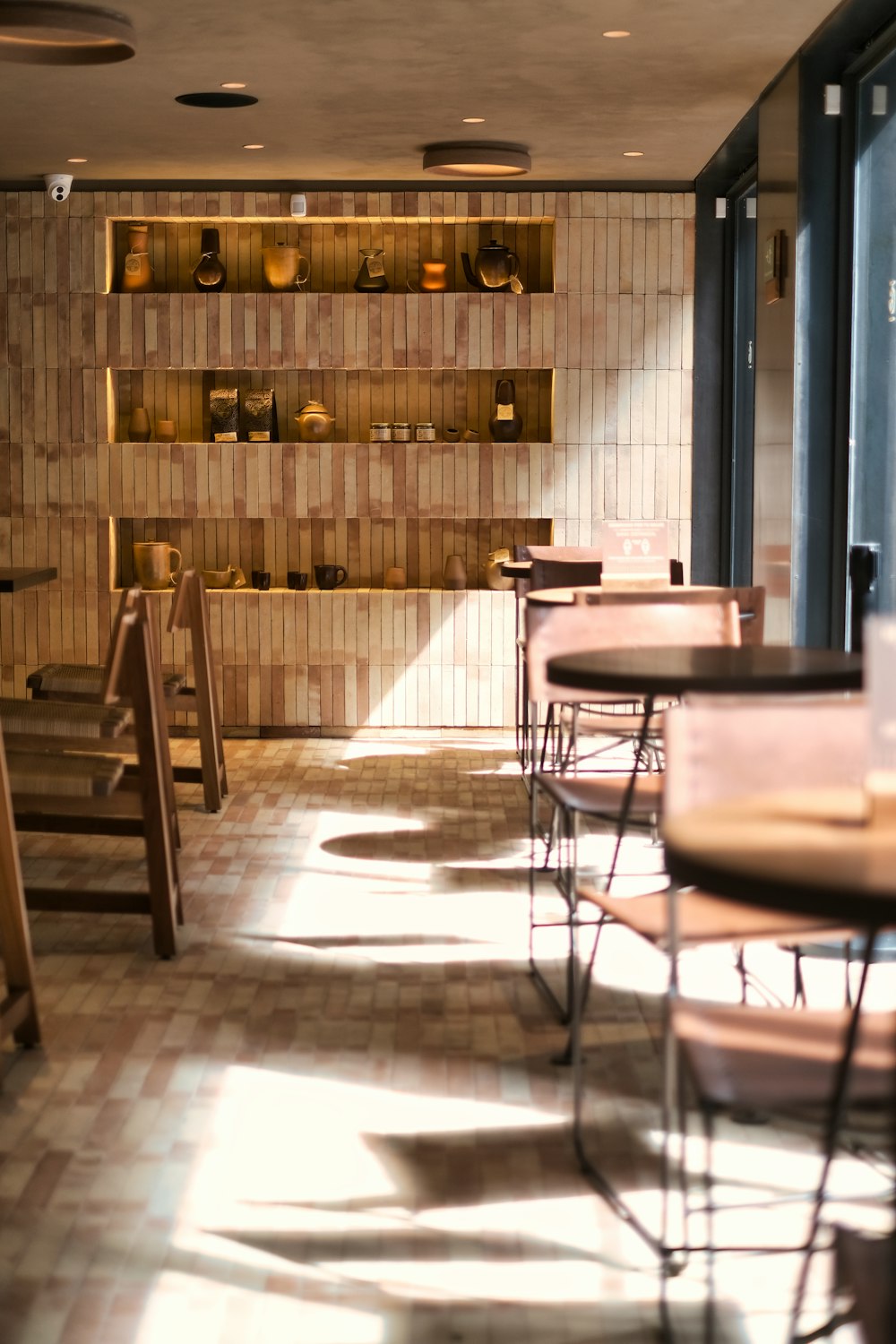 Table et chaises en bois marron