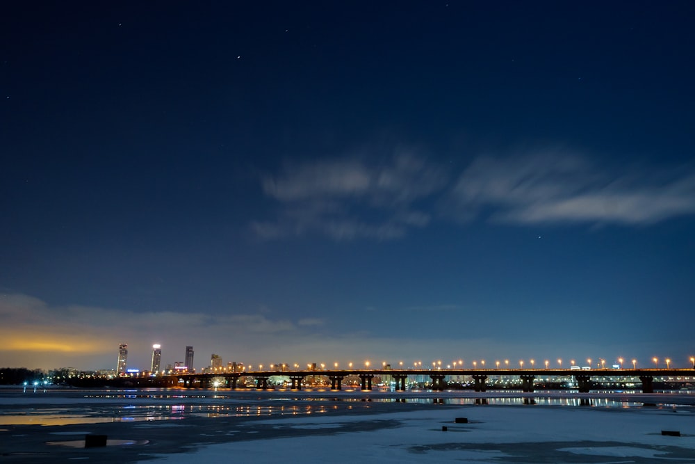 Skyline der Stadt über dem Gewässer während der Nacht