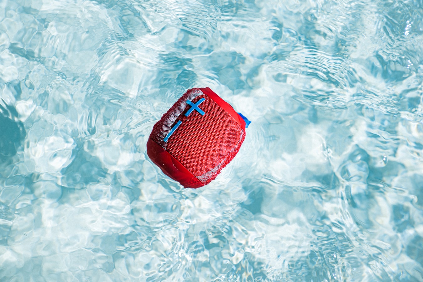 Bluetooth reproduktor JBL ve vodě