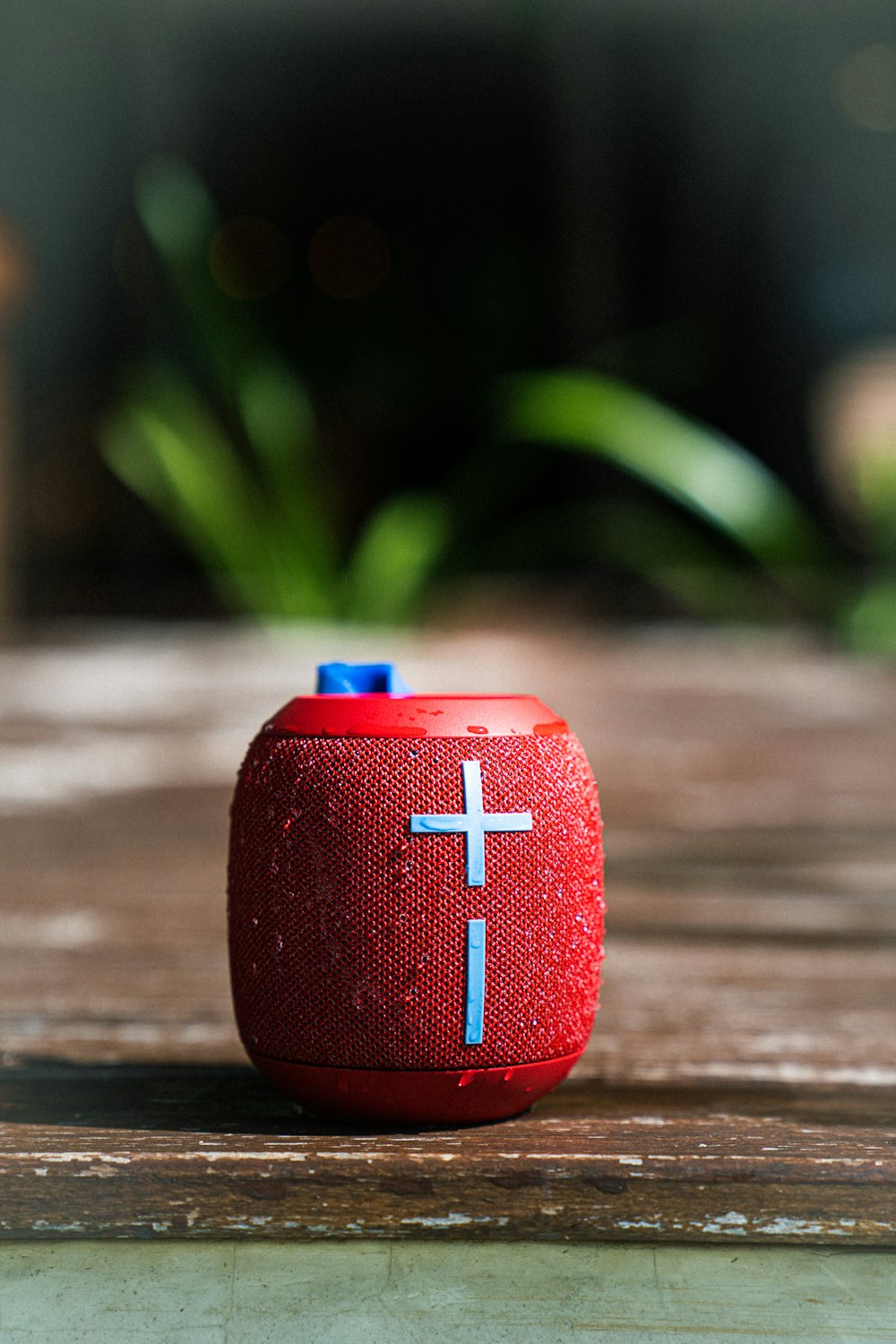 brinquedo de plástico vermelho e azul