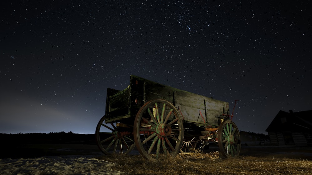 carruagem de madeira preta na areia marrom durante a noite