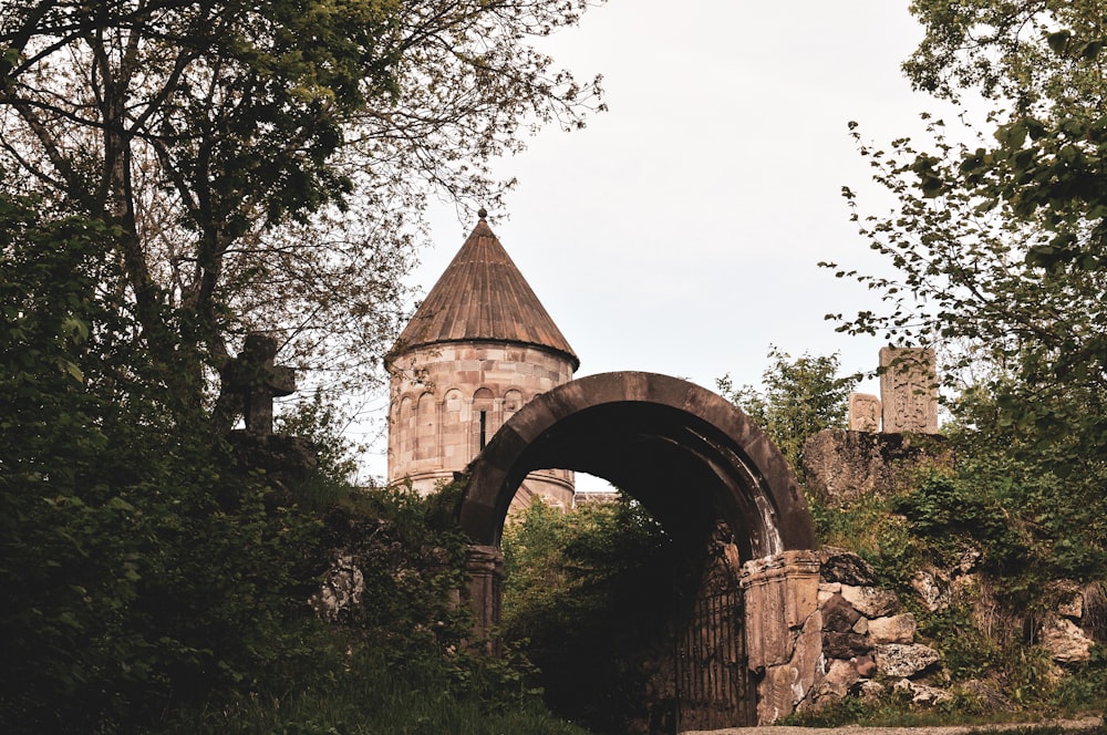 Bâtiment en béton brun près d’arbres verts pendant la journée