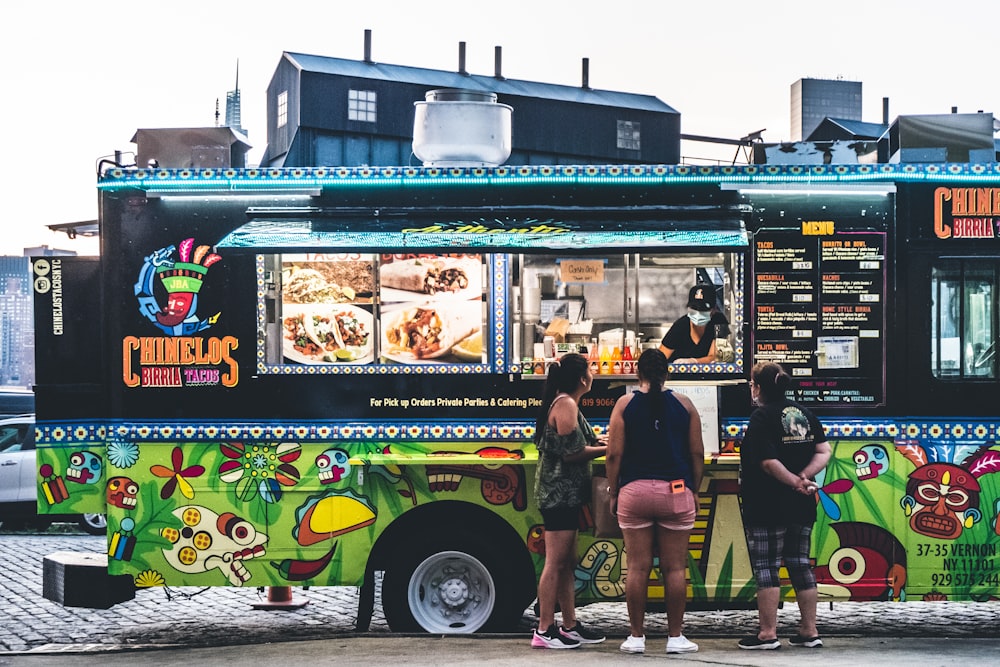 Eine Gruppe von Menschen steht vor einem Food Truck