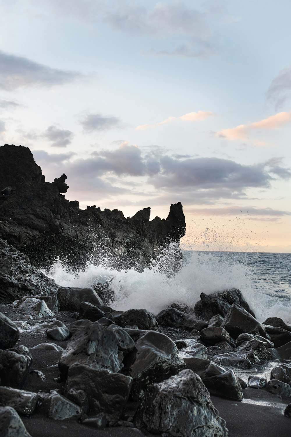 ocean waves crashing on rocks during daytime