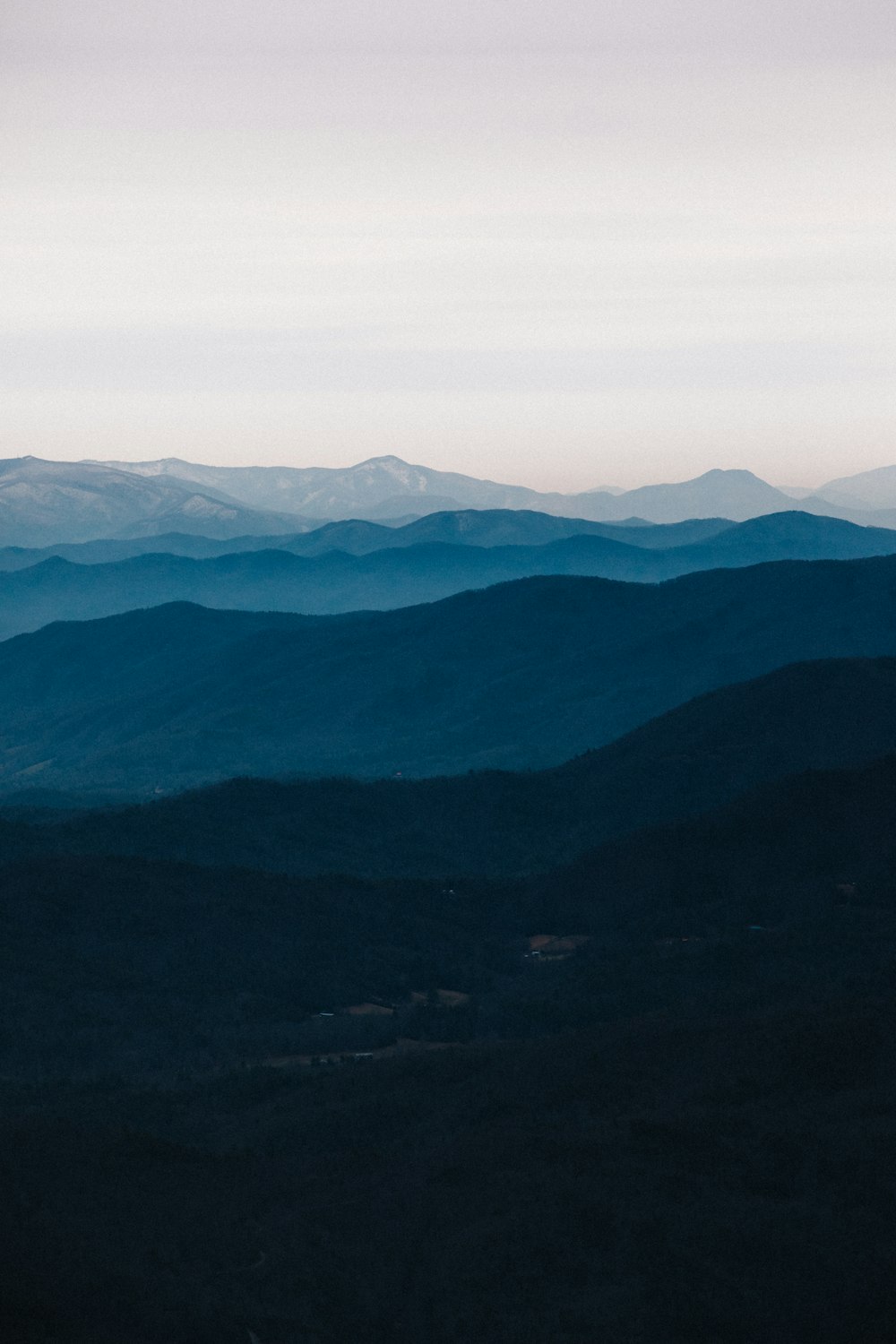 Montagnes vertes sous le ciel bleu pendant la journée