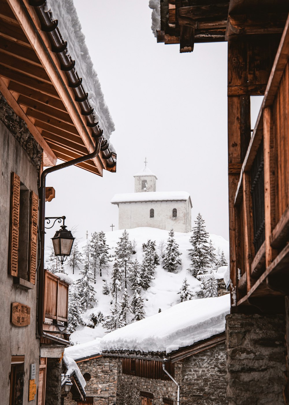 casa de madeira marrom coberta com neve