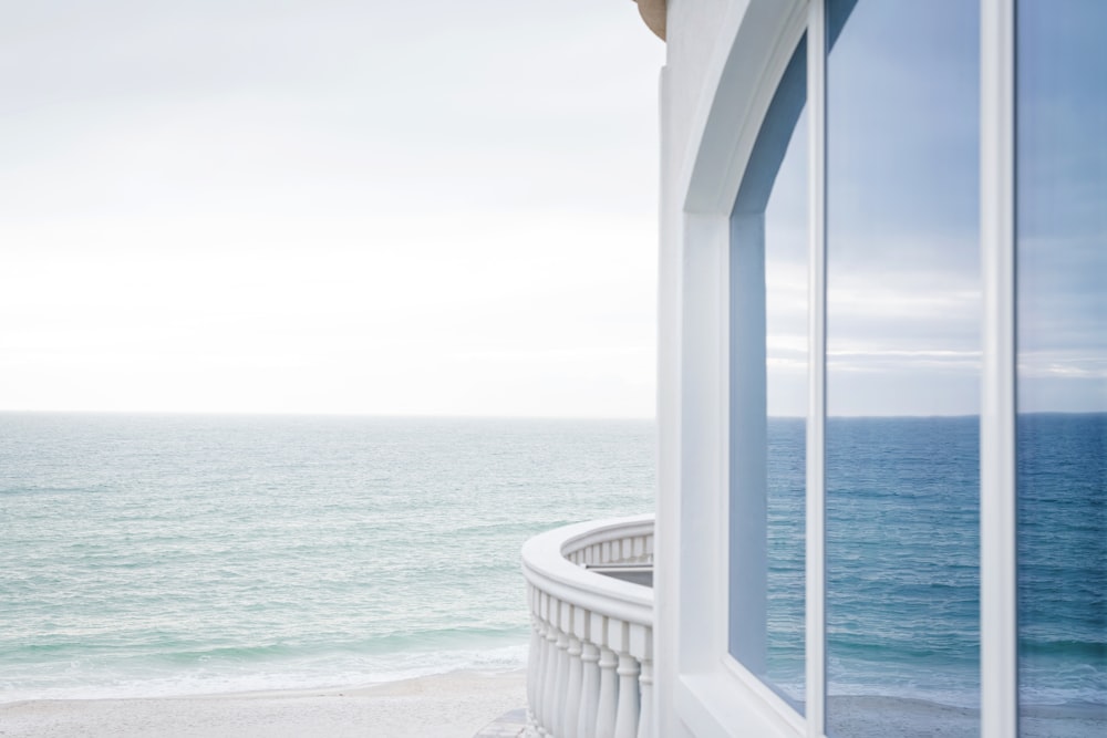 Edificio de hormigón blanco cerca del mar durante el día