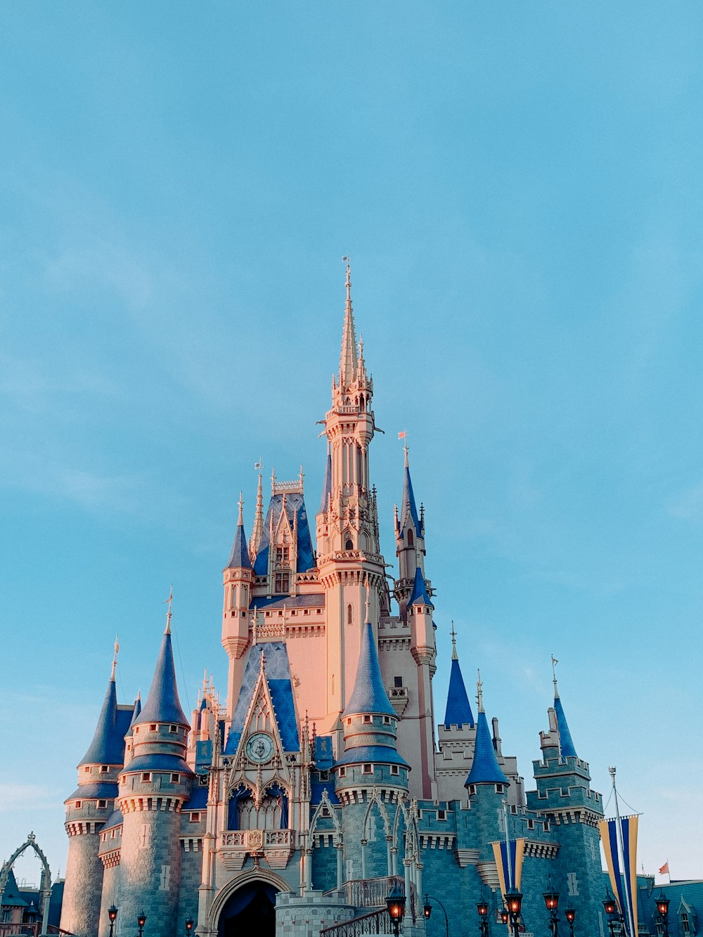 Château Disney sous le ciel bleu pendant la journée