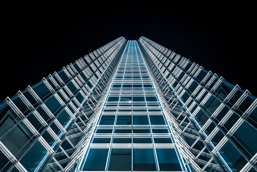 Fotografía de ángulo bajo de un edificio de vidrio