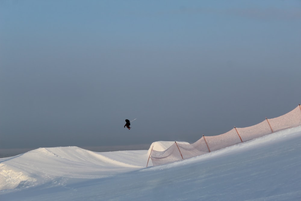 personne marchant sur du sable blanc pendant la journée