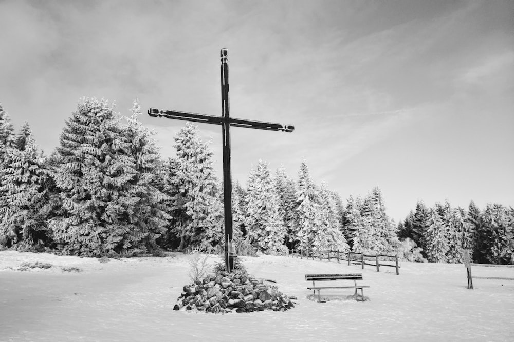 雪に覆われた地面に黒い木の十字架