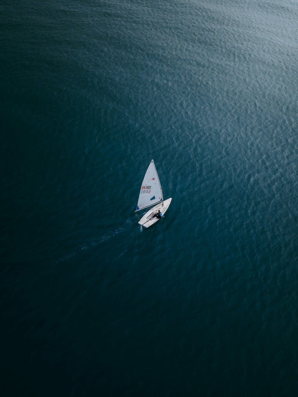 barco branco no mar azul durante o dia