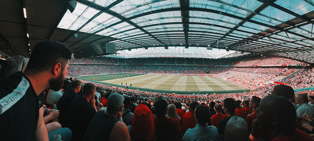 Eine große Menschenmenge in einem Stadion