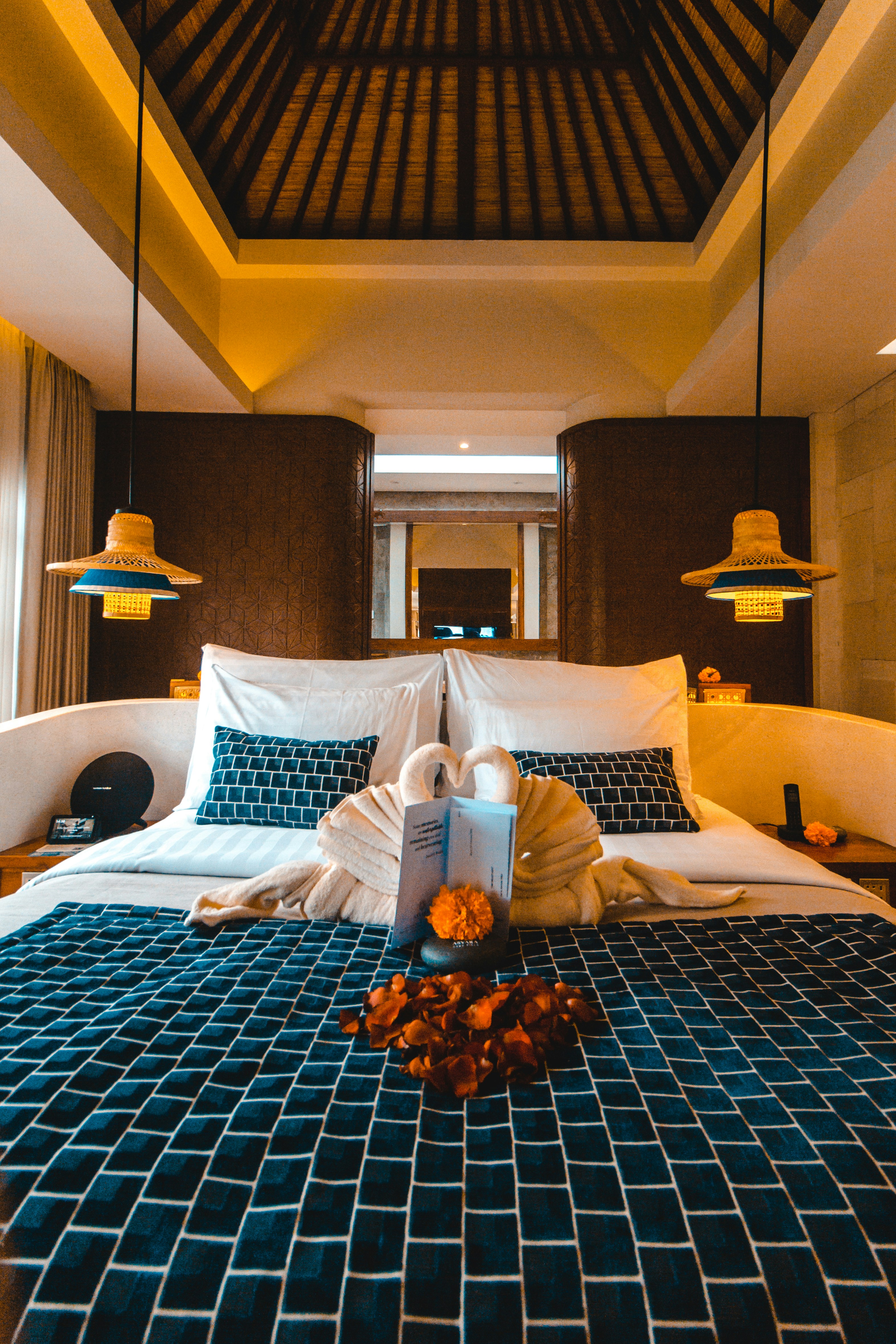 Camera da letto accogliente con pareti chiare e luce naturale, atmosfera tipica delle case della Costiera