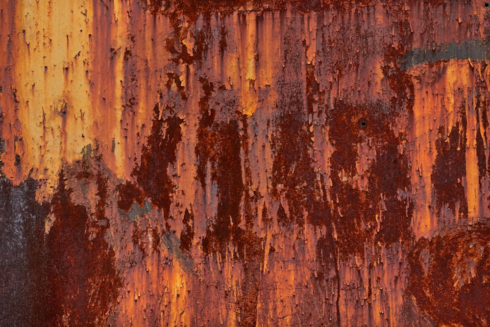 Tablero de madera marrón y negro