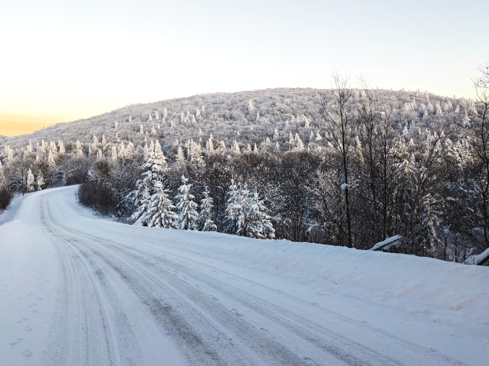 estrada coberta de neve durante o dia
