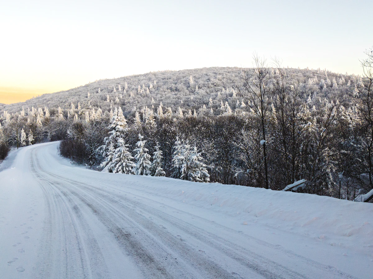Route enneigée en montagne dans les Cantons-de-l'Est