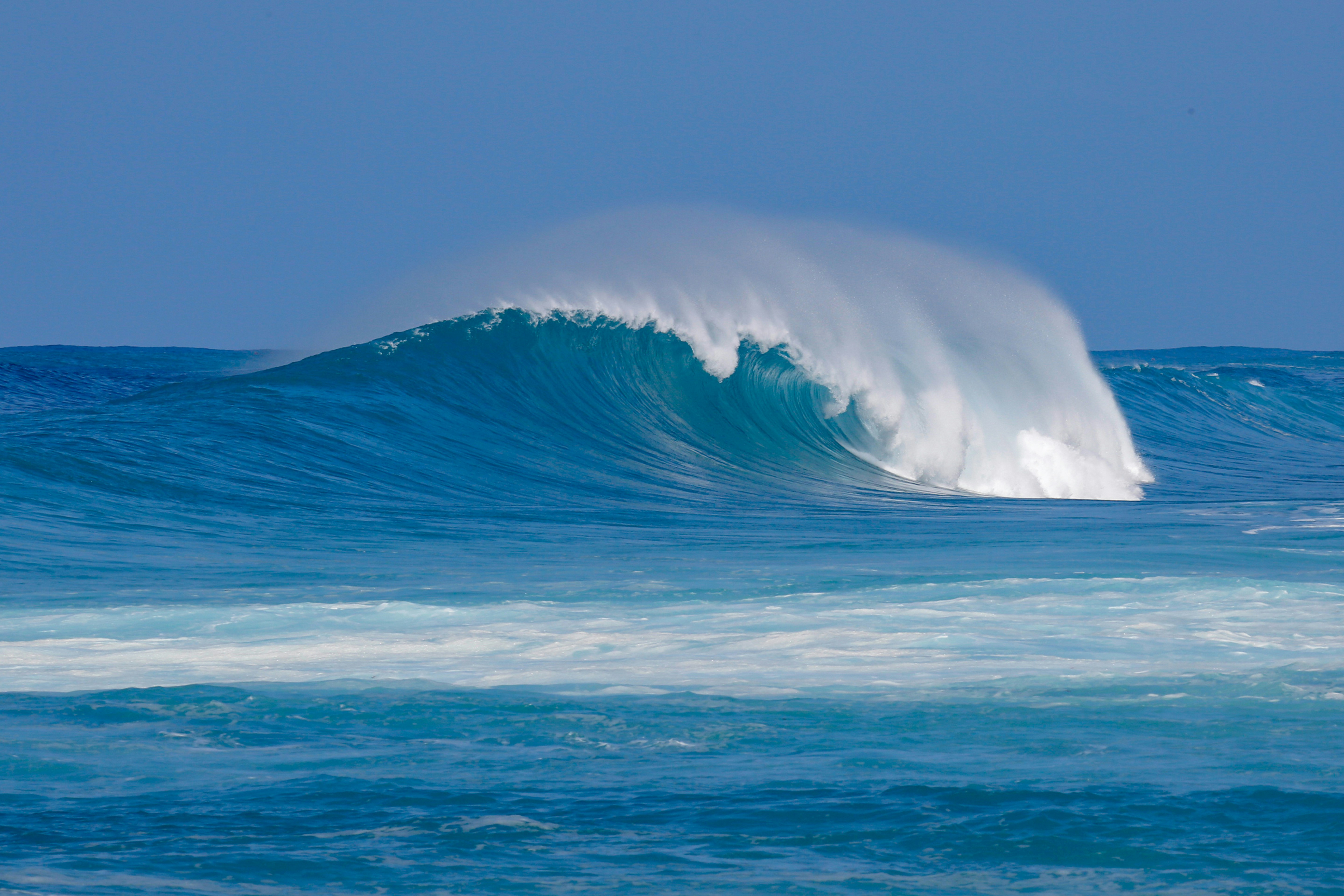ocean waves crashing on shore during daytime