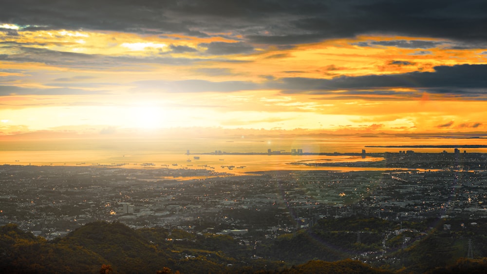 Luftaufnahme der Stadt bei Sonnenuntergang