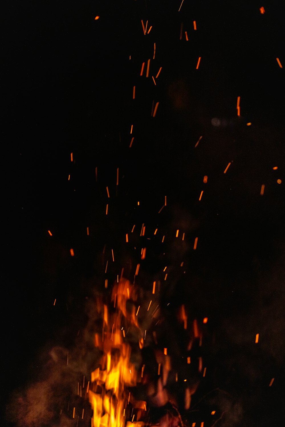 Fuegos artificiales naranjas y rojos durante la noche