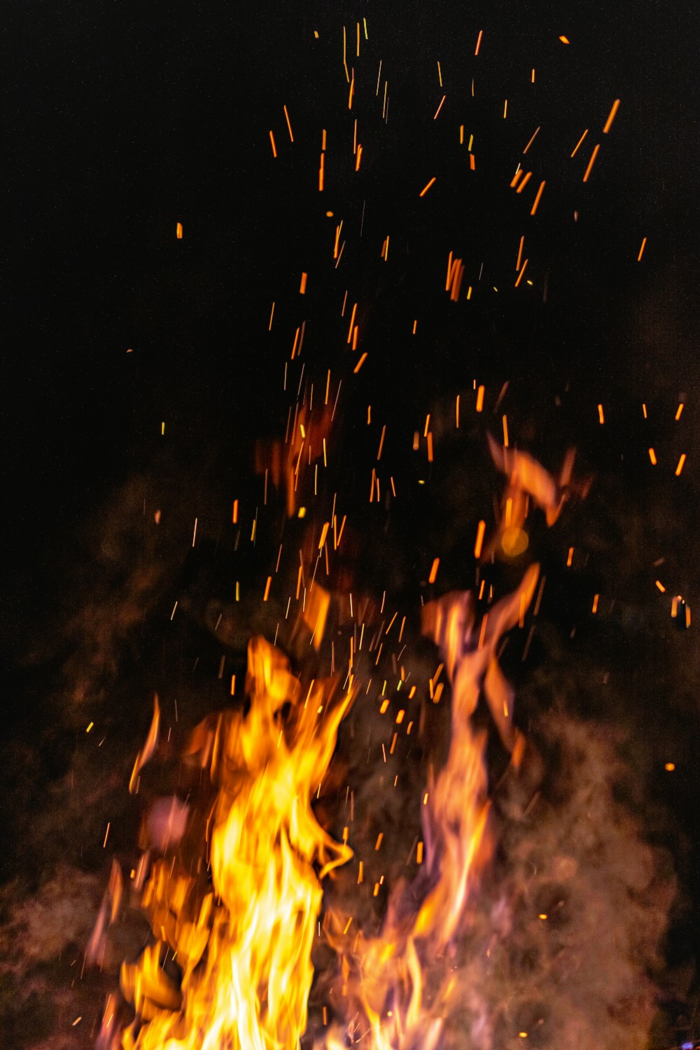 incêndio em chamas durante a noite