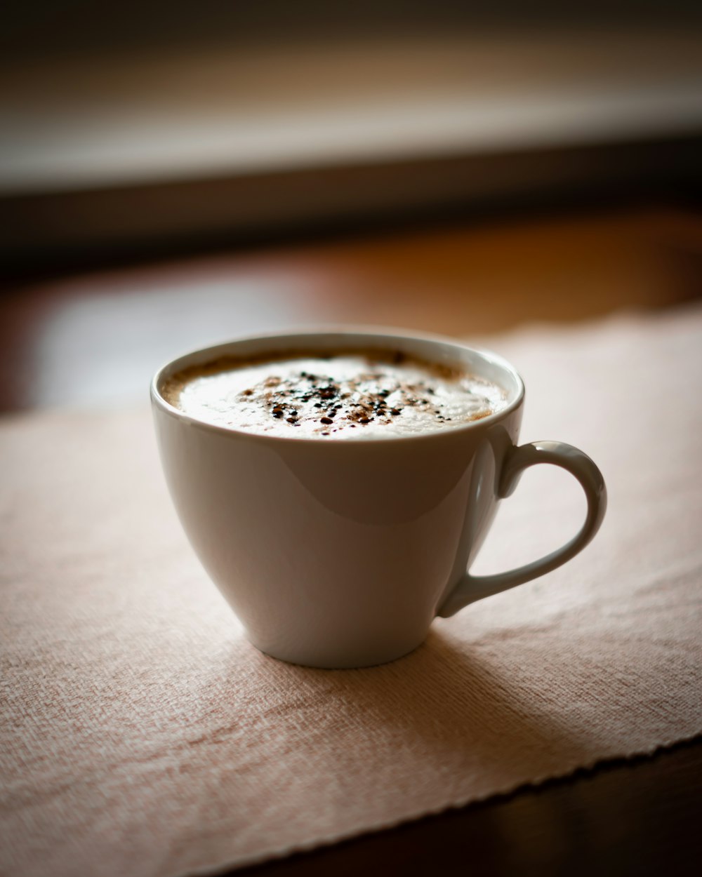 Taza de cerámica blanca con café