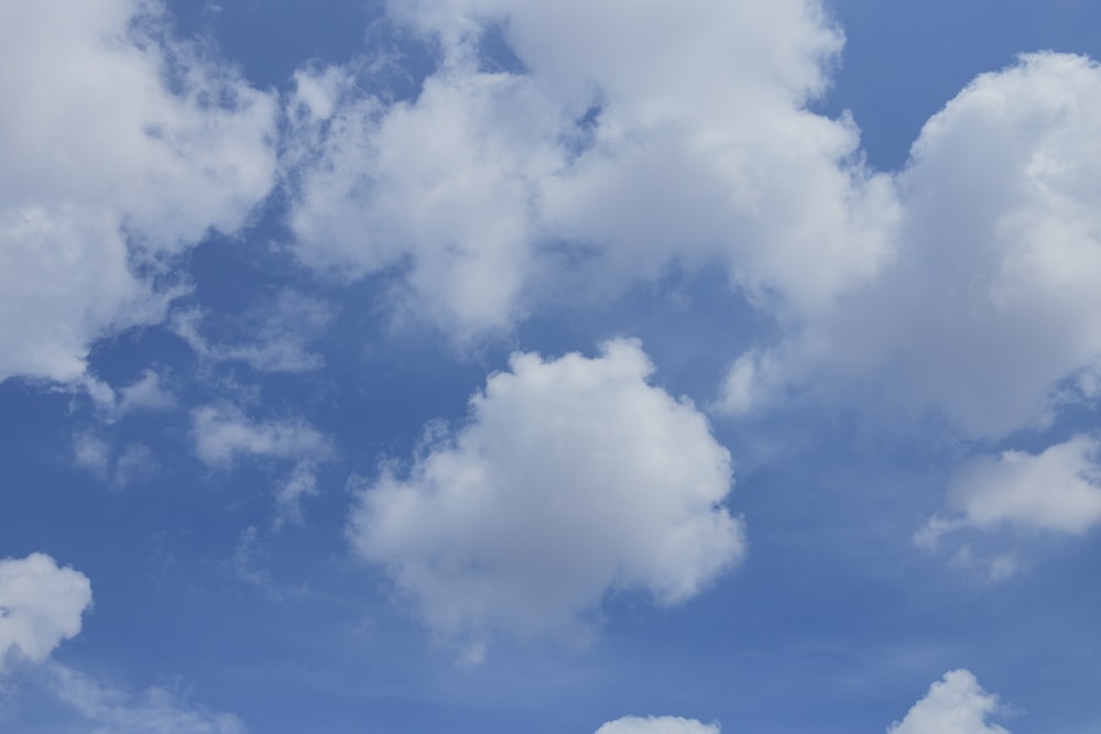 Weiße Wolken und blauer Himmel tagsüber