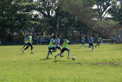 Young soccer players practicing drills on a sunny field at Cantera Viva.