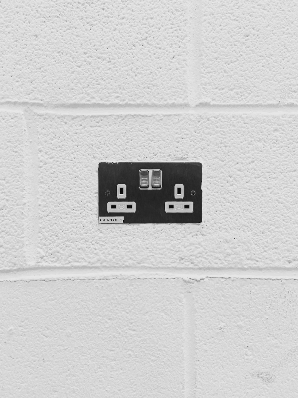 interruptor de parede preto e branco