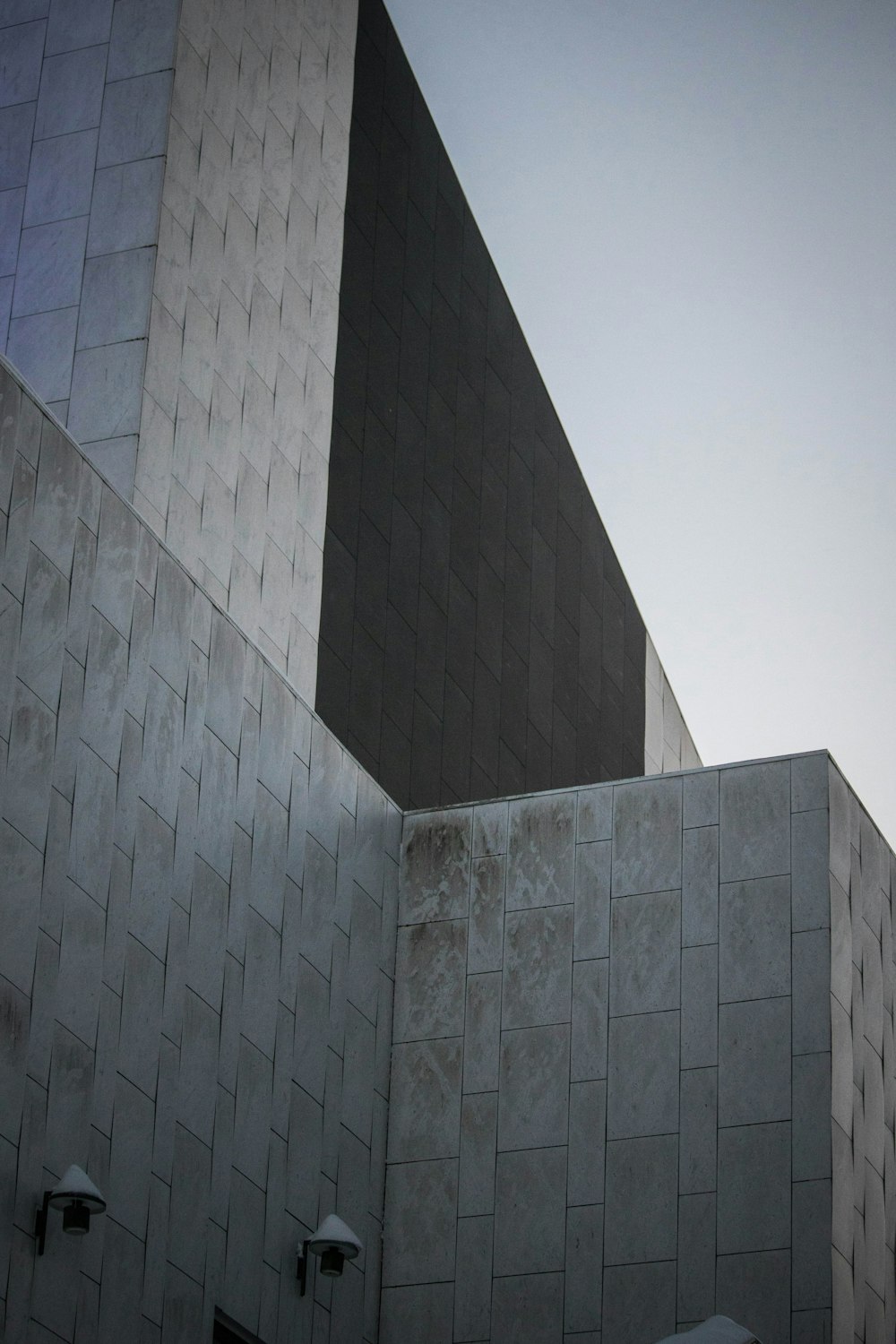 Edificio de hormigón gris bajo el cielo azul durante el día