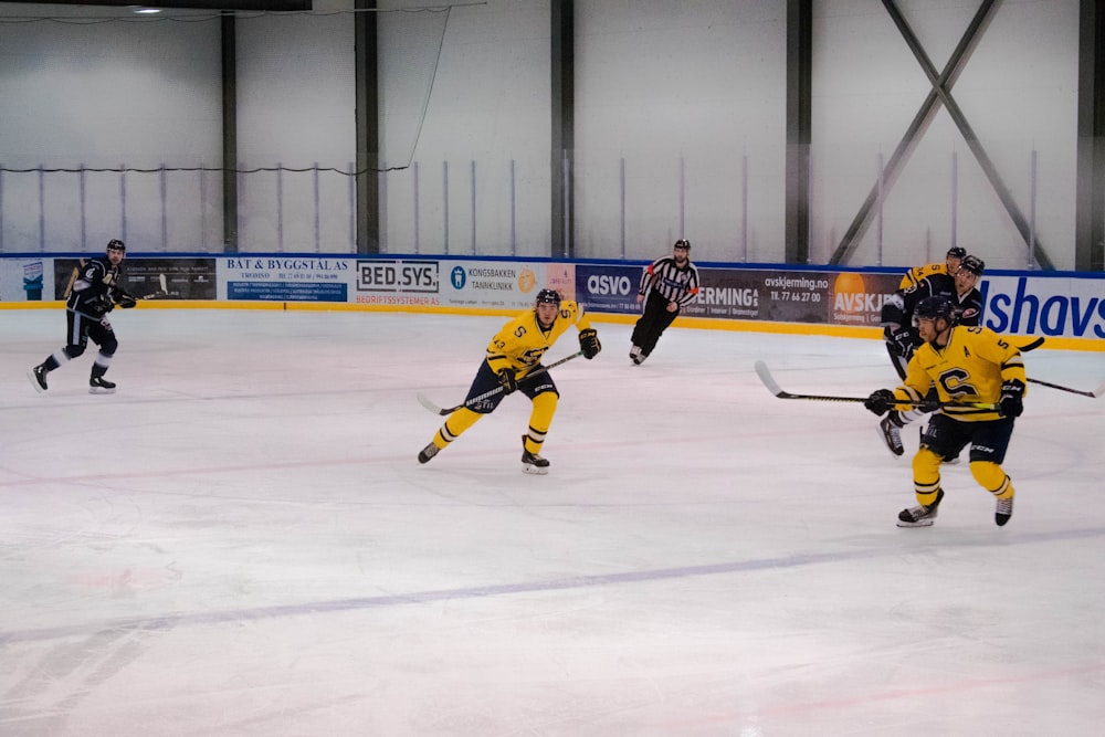 Mann im gelben Trikot beim Eishockeyspielen