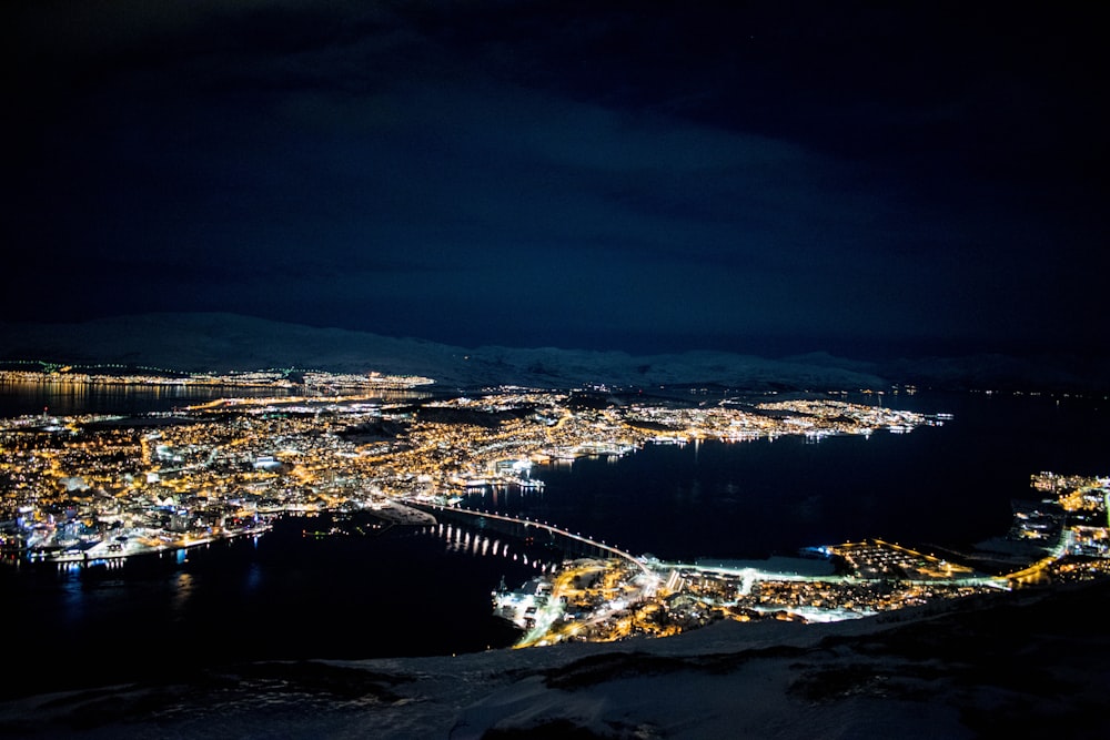 Horizonte de la ciudad durante la noche