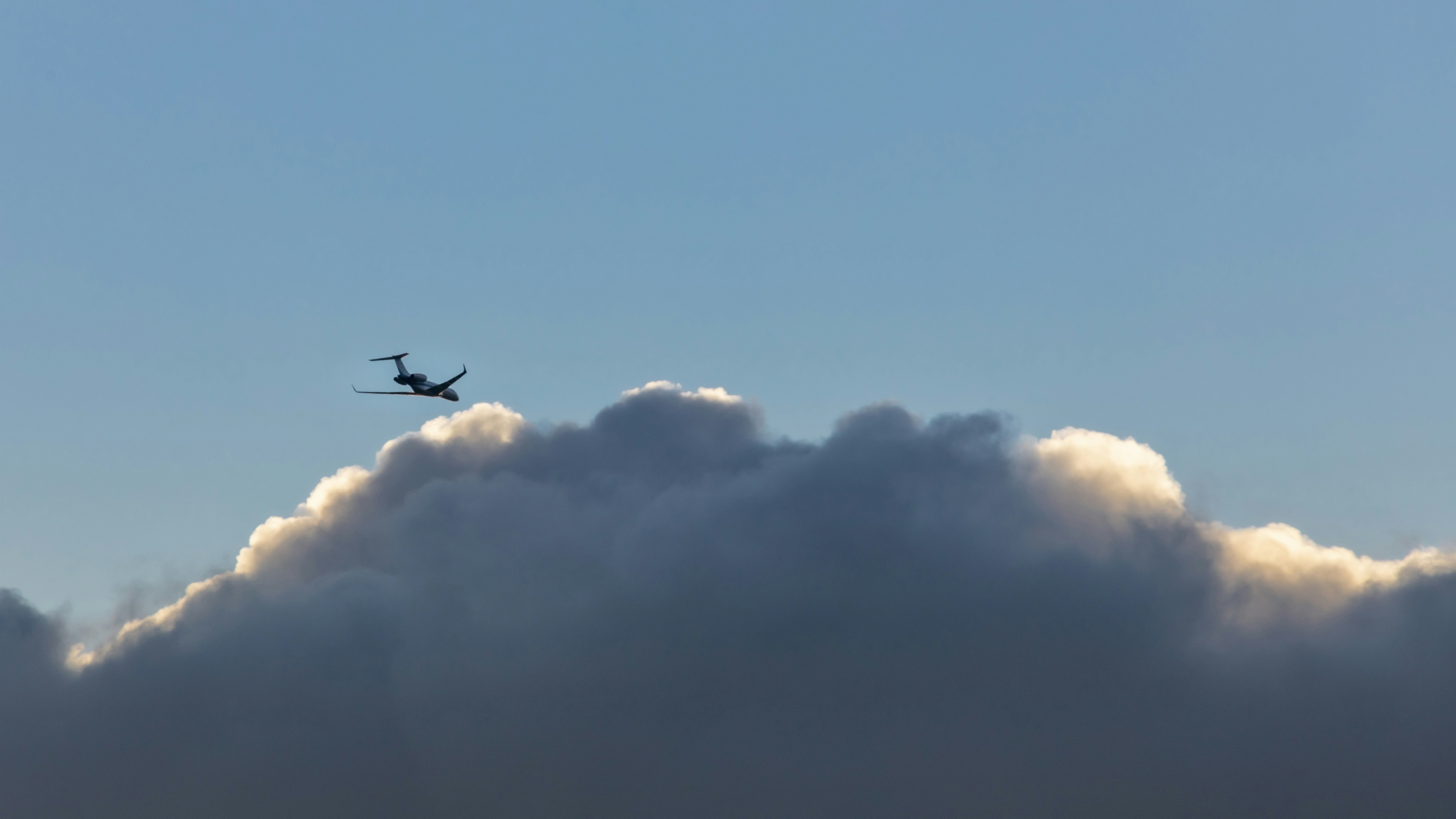 airplane flying in the sky during daytime