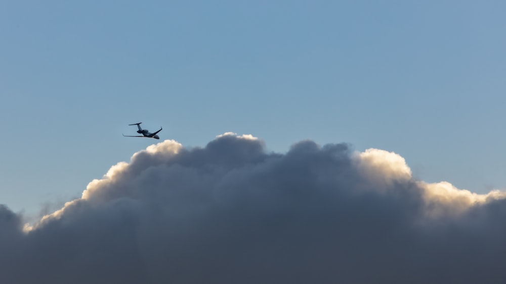 Avión volando en el cielo durante el día